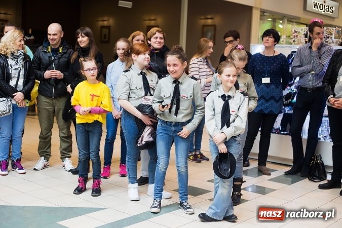 Zdjęcie w galerii na portalu naszraciborz.pl: Słońce jest w każdym człowieku - finał Pól nadziei w Galerii Auchan wiadomości z regionu