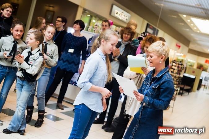 Zdjęcie w galerii na portalu naszraciborz.pl: Słońce jest w każdym człowieku - finał Pól nadziei w Galerii Auchan wiadomości z regionu