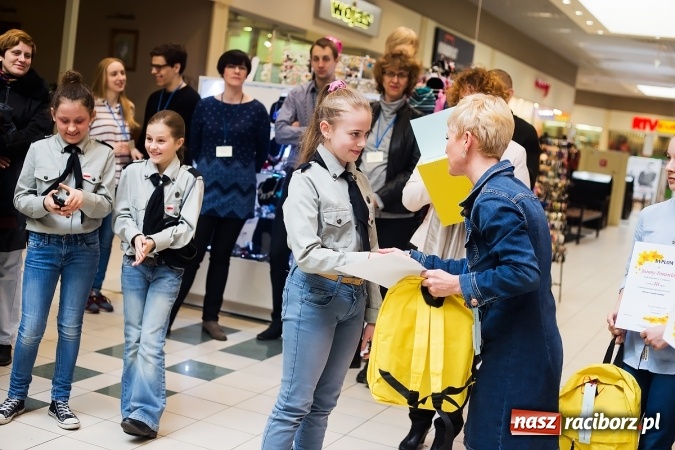 Zdjęcie w galerii na portalu naszraciborz.pl: Słońce jest w każdym człowieku - finał Pól nadziei w Galerii Auchan wiadomości z regionu