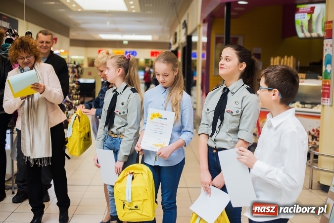 Zdjęcie w galerii na portalu naszraciborz.pl: Słońce jest w każdym człowieku - finał Pól nadziei w Galerii Auchan wiadomości z regionu