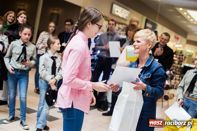 Zdjęcie w galerii na portalu naszraciborz.pl: Słońce jest w każdym człowieku - finał Pól nadziei w Galerii Auchan wiadomości z regionu