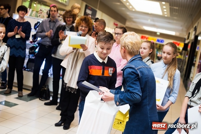 Zdjęcie w galerii na portalu naszraciborz.pl: Słońce jest w każdym człowieku - finał Pól nadziei w Galerii Auchan wiadomości z regionu
