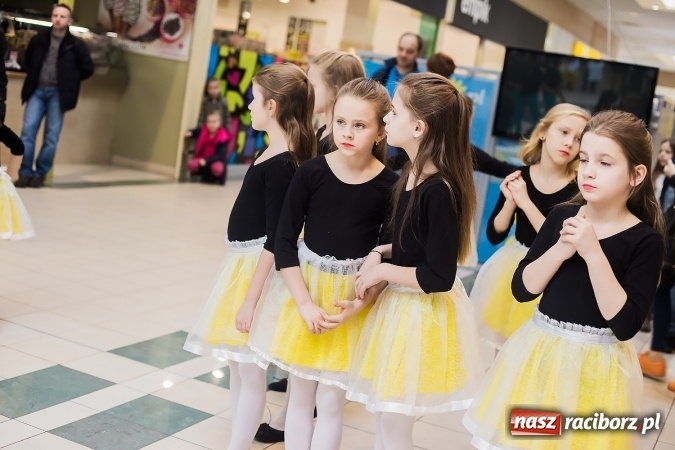 Zdjęcie w galerii na portalu naszraciborz.pl: Słońce jest w każdym człowieku - finał Pól nadziei w Galerii Auchan wiadomości z regionu