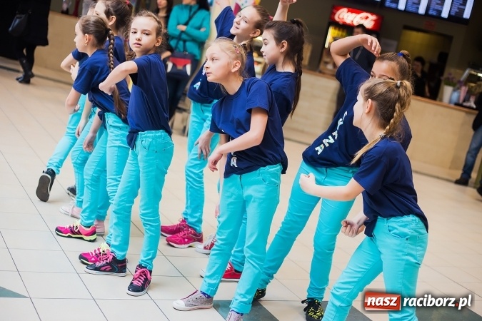 Zdjęcie w galerii na portalu naszraciborz.pl: Słońce jest w każdym człowieku - finał Pól nadziei w Galerii Auchan wiadomości z regionu