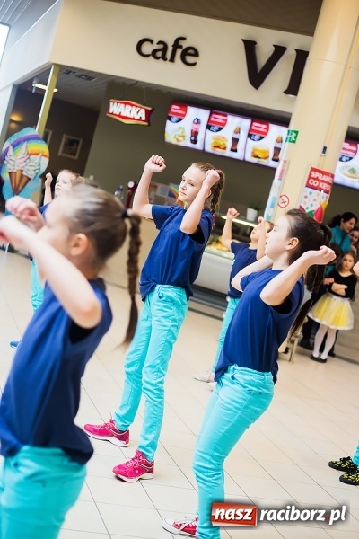 Zdjęcie w galerii na portalu naszraciborz.pl: Słońce jest w każdym człowieku - finał Pól nadziei w Galerii Auchan wiadomości z regionu