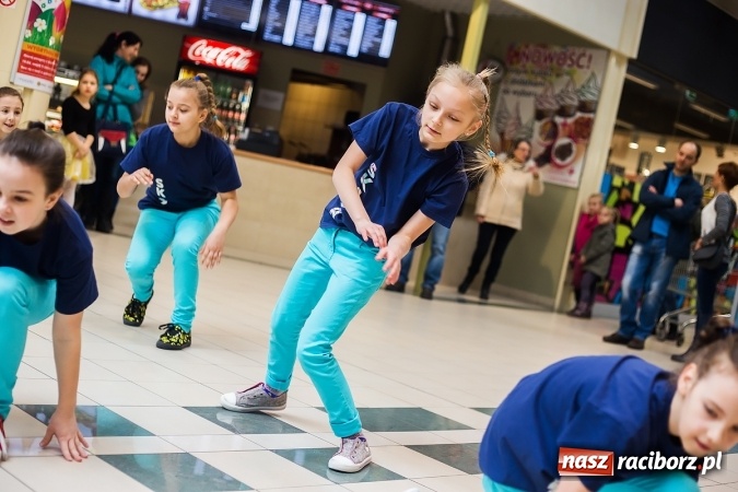 Zdjęcie w galerii na portalu naszraciborz.pl: Słońce jest w każdym człowieku - finał Pól nadziei w Galerii Auchan wiadomości z regionu
