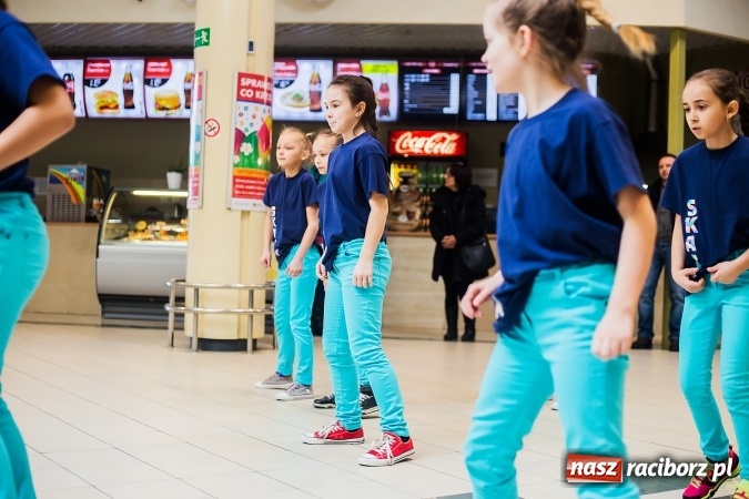 Zdjęcie w galerii na portalu naszraciborz.pl: Słońce jest w każdym człowieku - finał Pól nadziei w Galerii Auchan wiadomości z regionu