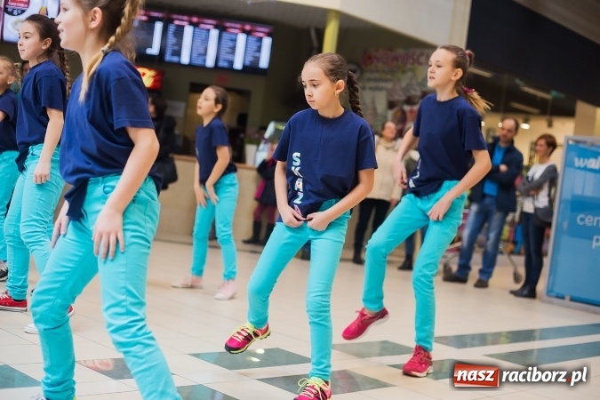 Zdjęcie w galerii na portalu naszraciborz.pl: Słońce jest w każdym człowieku - finał Pól nadziei w Galerii Auchan wiadomości z regionu