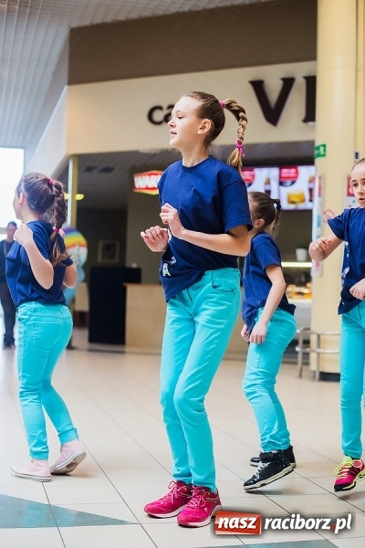 Zdjęcie w galerii na portalu naszraciborz.pl: Słońce jest w każdym człowieku - finał Pól nadziei w Galerii Auchan wiadomości z regionu