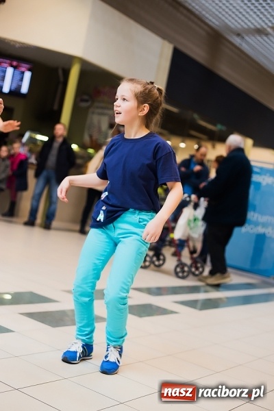 Zdjęcie w galerii na portalu naszraciborz.pl: Słońce jest w każdym człowieku - finał Pól nadziei w Galerii Auchan wiadomości z regionu