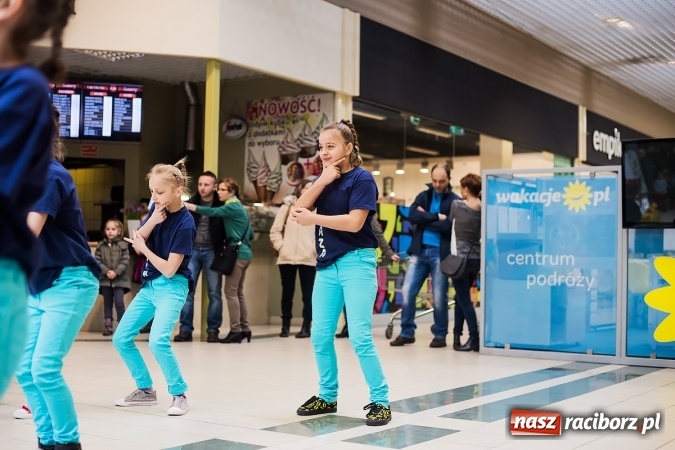 Zdjęcie w galerii na portalu naszraciborz.pl: Słońce jest w każdym człowieku - finał Pól nadziei w Galerii Auchan wiadomości z regionu