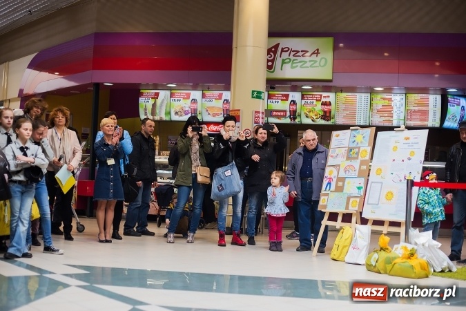 Zdjęcie w galerii na portalu naszraciborz.pl: Słońce jest w każdym człowieku - finał Pól nadziei w Galerii Auchan wiadomości z regionu