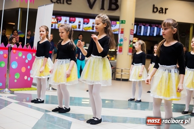 Zdjęcie w galerii na portalu naszraciborz.pl: Słońce jest w każdym człowieku - finał Pól nadziei w Galerii Auchan wiadomości z regionu