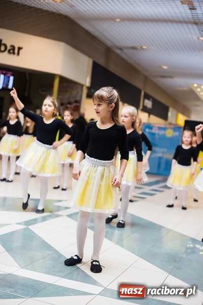 Zdjęcie w galerii na portalu naszraciborz.pl: Słońce jest w każdym człowieku - finał Pól nadziei w Galerii Auchan wiadomości z regionu
