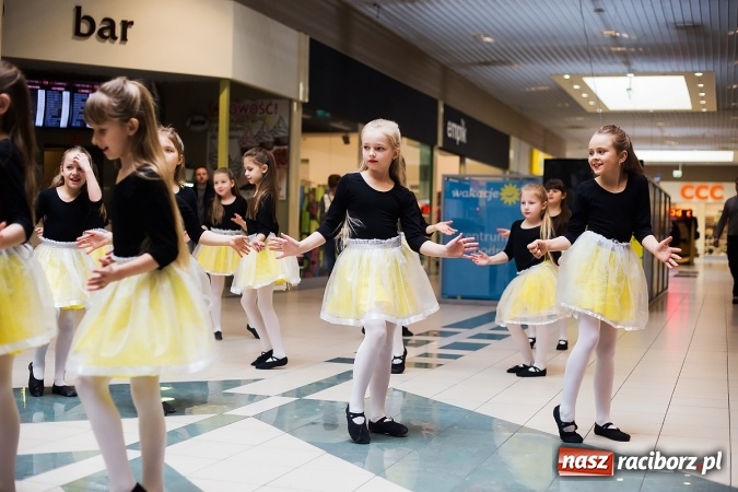 Zdjęcie w galerii na portalu naszraciborz.pl: Słońce jest w każdym człowieku - finał Pól nadziei w Galerii Auchan wiadomości z regionu