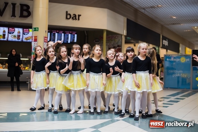 Zdjęcie w galerii na portalu naszraciborz.pl: Słońce jest w każdym człowieku - finał Pól nadziei w Galerii Auchan wiadomości z regionu