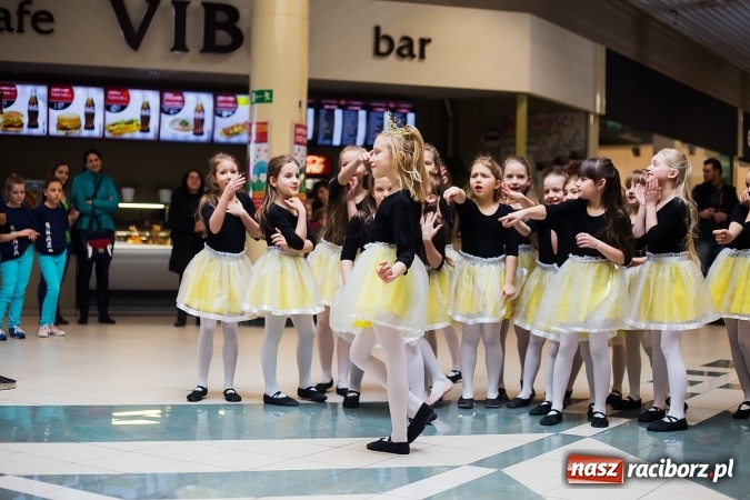 Zdjęcie w galerii na portalu naszraciborz.pl: Słońce jest w każdym człowieku - finał Pól nadziei w Galerii Auchan wiadomości z regionu