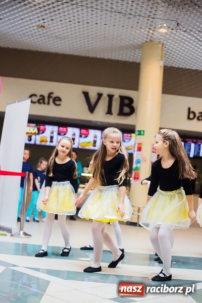 Zdjęcie w galerii na portalu naszraciborz.pl: Słońce jest w każdym człowieku - finał Pól nadziei w Galerii Auchan wiadomości z regionu