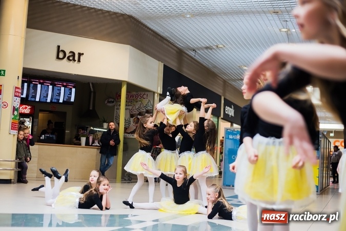 Zdjęcie w galerii na portalu naszraciborz.pl: Słońce jest w każdym człowieku - finał Pól nadziei w Galerii Auchan wiadomości z regionu