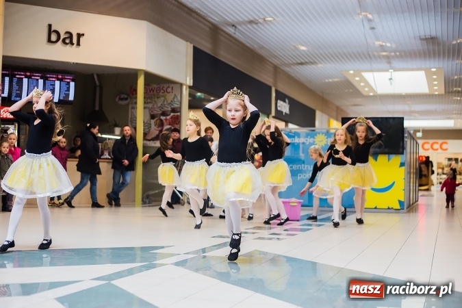 Zdjęcie w galerii na portalu naszraciborz.pl: Słońce jest w każdym człowieku - finał Pól nadziei w Galerii Auchan wiadomości z regionu