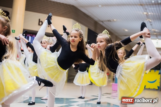 Zdjęcie w galerii na portalu naszraciborz.pl: Słońce jest w każdym człowieku - finał Pól nadziei w Galerii Auchan wiadomości z regionu