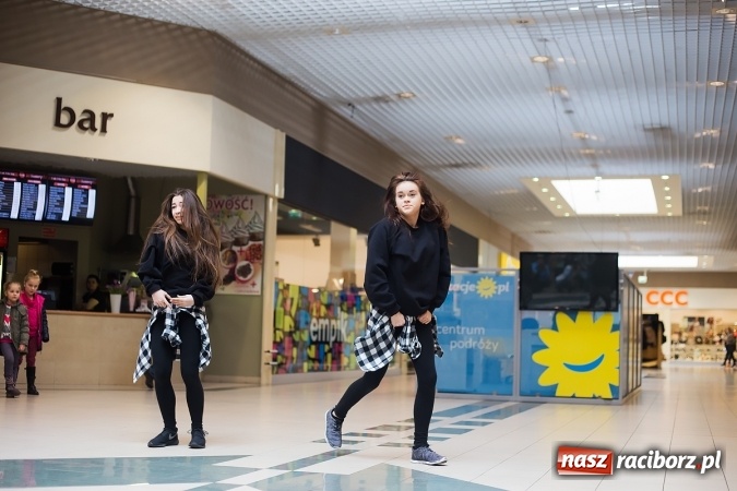 Zdjęcie w galerii na portalu naszraciborz.pl: Słońce jest w każdym człowieku - finał Pól nadziei w Galerii Auchan wiadomości z regionu