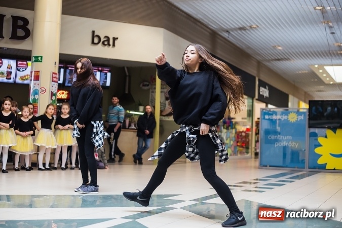 Zdjęcie w galerii na portalu naszraciborz.pl: Słońce jest w każdym człowieku - finał Pól nadziei w Galerii Auchan wiadomości z regionu