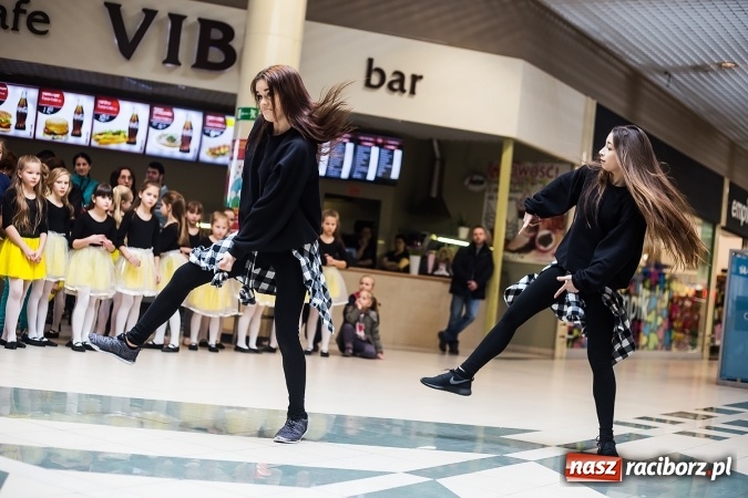 Zdjęcie w galerii na portalu naszraciborz.pl: Słońce jest w każdym człowieku - finał Pól nadziei w Galerii Auchan wiadomości z regionu
