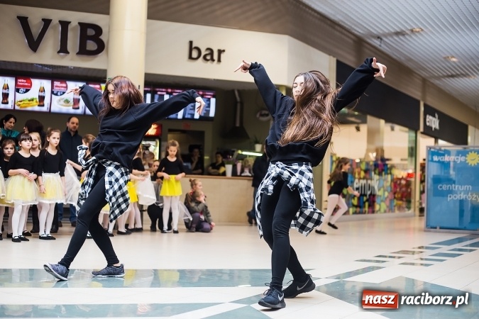 Zdjęcie w galerii na portalu naszraciborz.pl: Słońce jest w każdym człowieku - finał Pól nadziei w Galerii Auchan wiadomości z regionu