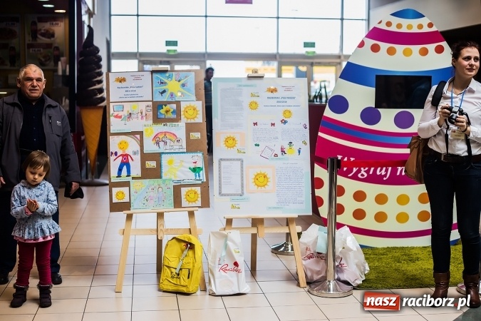 Zdjęcie w galerii na portalu naszraciborz.pl: Słońce jest w każdym człowieku - finał Pól nadziei w Galerii Auchan wiadomości z regionu