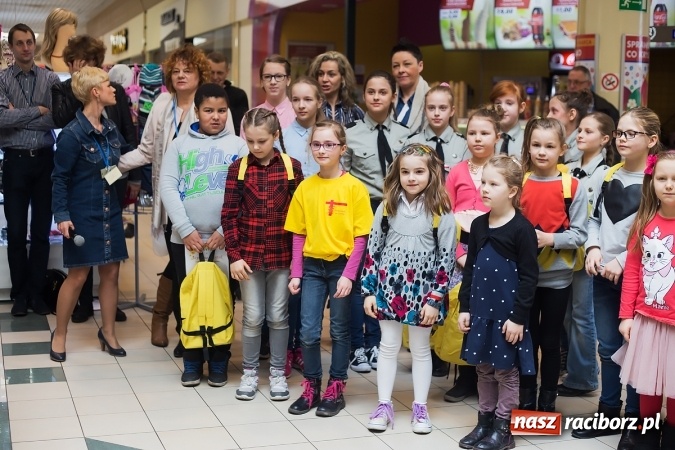 Zdjęcie w galerii na portalu naszraciborz.pl: Słońce jest w każdym człowieku - finał Pól nadziei w Galerii Auchan wiadomości z regionu