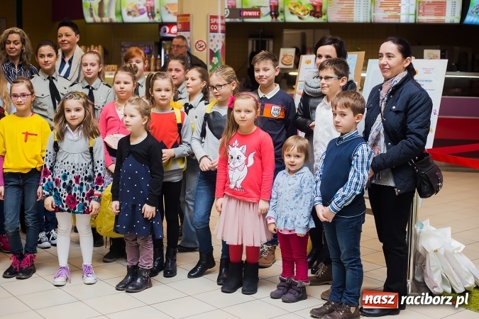 Zdjęcie w galerii na portalu naszraciborz.pl: Słońce jest w każdym człowieku - finał Pól nadziei w Galerii Auchan wiadomości z regionu