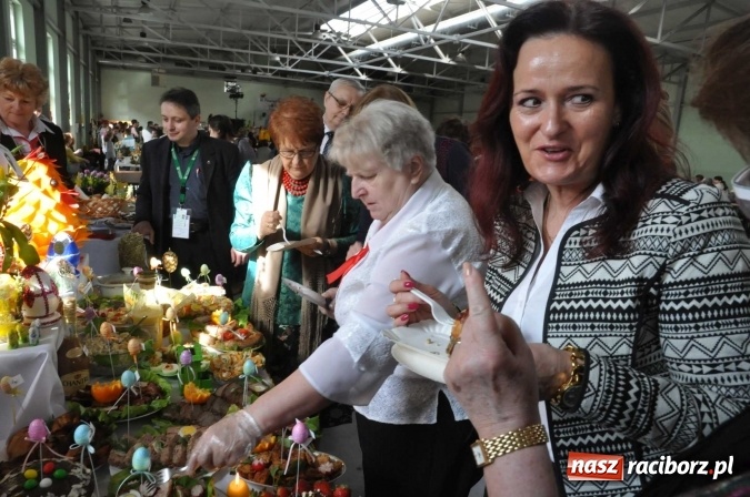 Zdjęcie w galerii na portalu naszraciborz.pl: Same smakołyki na pietrowickich stołach - powiatowy konkurs potraw regionalnych wiadomości z regionu