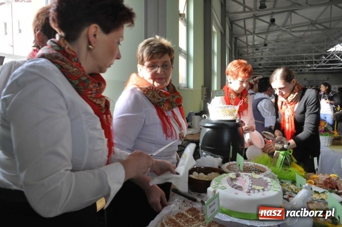 Zdjęcie w galerii na portalu naszraciborz.pl: Same smakołyki na pietrowickich stołach - powiatowy konkurs potraw regionalnych wiadomości z regionu