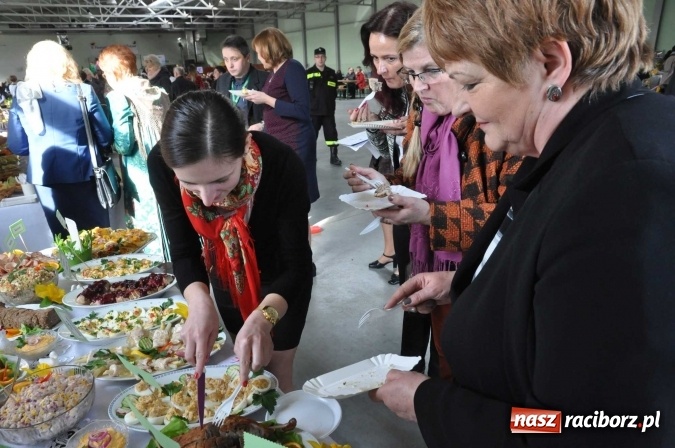 Zdjęcie w galerii na portalu naszraciborz.pl: Same smakołyki na pietrowickich stołach - powiatowy konkurs potraw regionalnych wiadomości z regionu