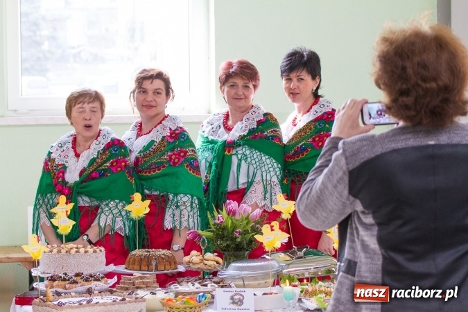 Zdjęcie w galerii na portalu naszraciborz.pl: Same smakołyki na pietrowickich stołach - powiatowy konkurs potraw regionalnych wiadomości z regionu