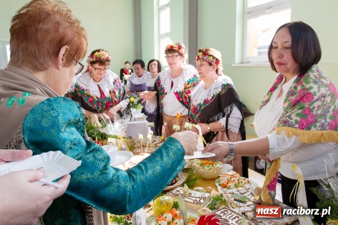 Zdjęcie w galerii na portalu naszraciborz.pl: Same smakołyki na pietrowickich stołach - powiatowy konkurs potraw regionalnych wiadomości z regionu