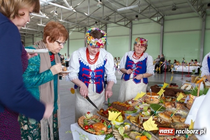 Zdjęcie w galerii na portalu naszraciborz.pl: Same smakołyki na pietrowickich stołach - powiatowy konkurs potraw regionalnych wiadomości z regionu