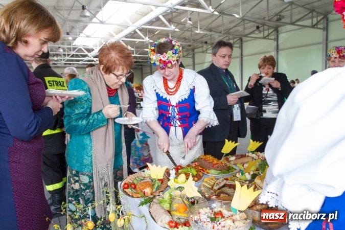 Zdjęcie w galerii na portalu naszraciborz.pl: Same smakołyki na pietrowickich stołach - powiatowy konkurs potraw regionalnych wiadomości z regionu