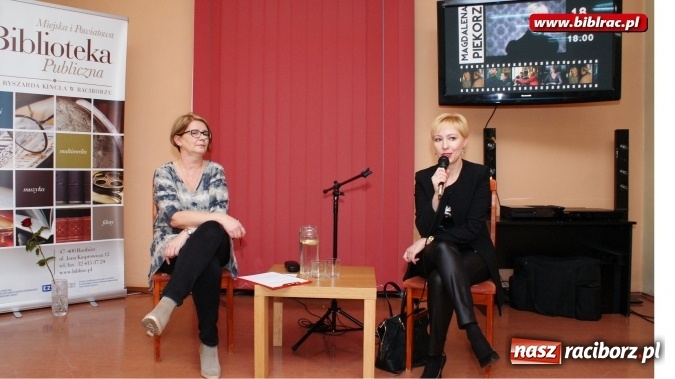 Zdjęcie w galerii na portalu naszraciborz.pl: Zakochuję się w aktorach - Magdalena Piekorz gościem biblioteki wiadomości z regionu