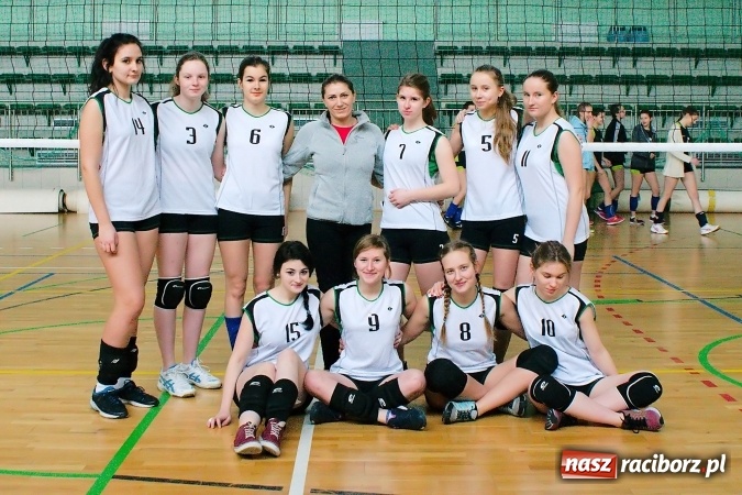 Zdjęcie w galerii na portalu naszraciborz.pl: Gimnazjalistki walczyły w miejskim finale siatkówki. Reprezentantki G1 najlepsze wiadomości z regionu