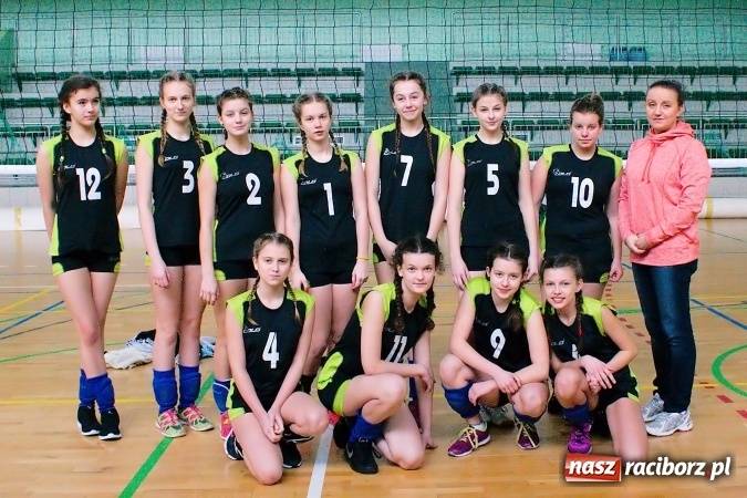 Zdjęcie w galerii na portalu naszraciborz.pl: Gimnazjalistki walczyły w miejskim finale siatkówki. Reprezentantki G1 najlepsze wiadomości z regionu