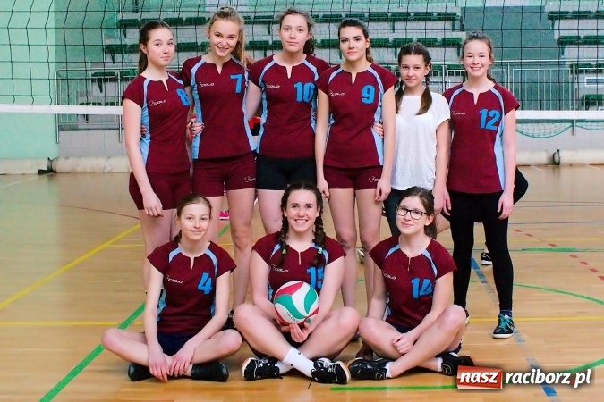 Zdjęcie w galerii na portalu naszraciborz.pl: Gimnazjalistki walczyły w miejskim finale siatkówki. Reprezentantki G1 najlepsze wiadomości z regionu