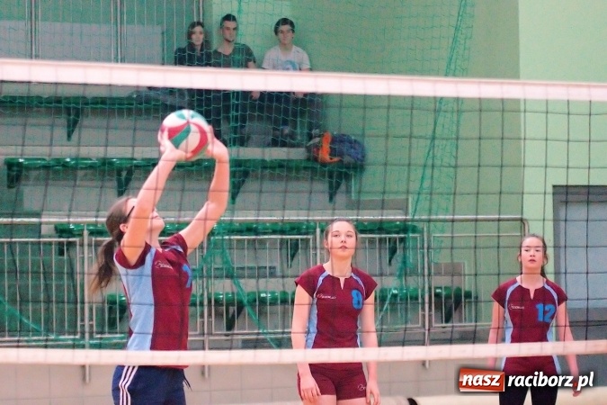 Zdjęcie w galerii na portalu naszraciborz.pl: Gimnazjalistki walczyły w miejskim finale siatkówki. Reprezentantki G1 najlepsze wiadomości z regionu
