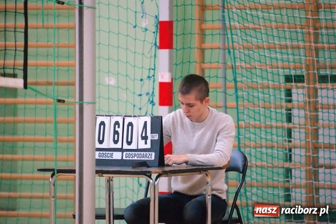 Zdjęcie w galerii na portalu naszraciborz.pl: Gimnazjalistki walczyły w miejskim finale siatkówki. Reprezentantki G1 najlepsze wiadomości z regionu