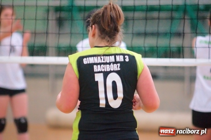 Zdjęcie w galerii na portalu naszraciborz.pl: Gimnazjalistki walczyły w miejskim finale siatkówki. Reprezentantki G1 najlepsze wiadomości z regionu
