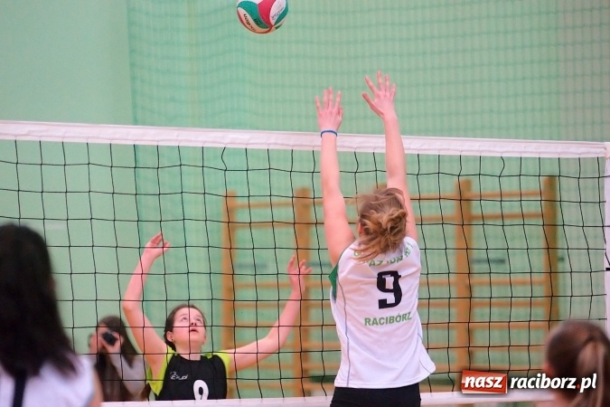 Zdjęcie w galerii na portalu naszraciborz.pl: Gimnazjalistki walczyły w miejskim finale siatkówki. Reprezentantki G1 najlepsze wiadomości z regionu