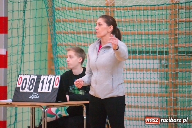 Zdjęcie w galerii na portalu naszraciborz.pl: Gimnazjalistki walczyły w miejskim finale siatkówki. Reprezentantki G1 najlepsze wiadomości z regionu