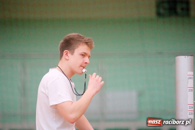 Zdjęcie w galerii na portalu naszraciborz.pl: Gimnazjalistki walczyły w miejskim finale siatkówki. Reprezentantki G1 najlepsze wiadomości z regionu