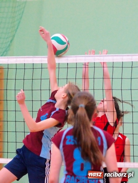 Zdjęcie w galerii na portalu naszraciborz.pl: Gimnazjalistki walczyły w miejskim finale siatkówki. Reprezentantki G1 najlepsze wiadomości z regionu